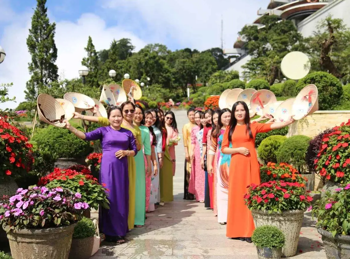 doan khach di nui ba den